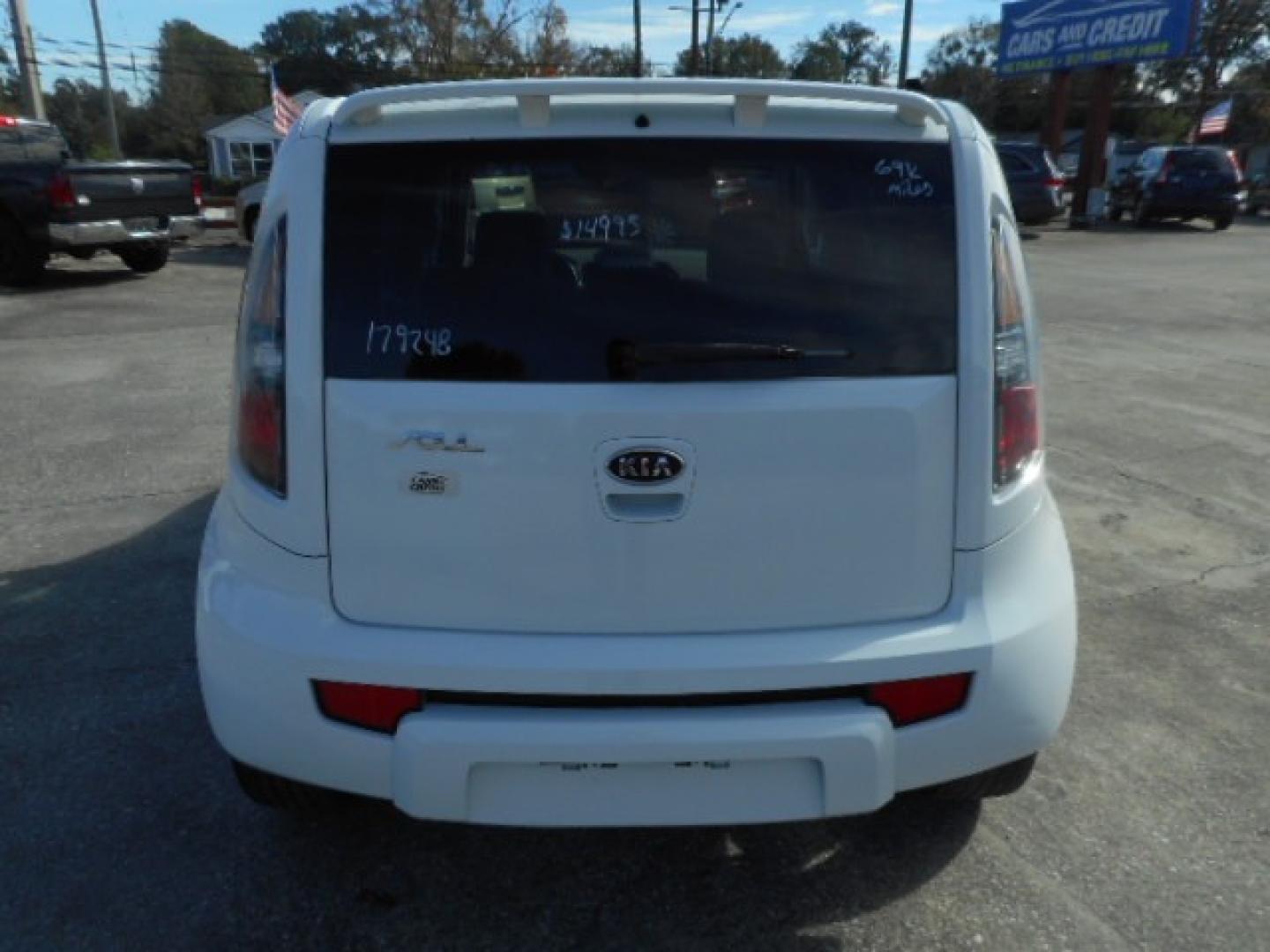 2010 WHITE KIA SOUL BASE; SPORT; + (KNDJT2A27A7) , located at 1200 Cassat Avenue, Jacksonville, FL, 32205, (904) 695-1885, 30.302404, -81.731033 - Photo#5